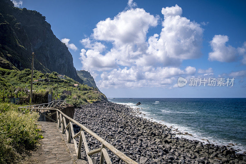 从Ilhéu da Viúva ou da Rocha do Navio眺望马德拉海岸线